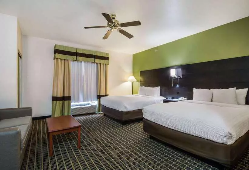 Отель Clarion Inn & Suites Weatherford South