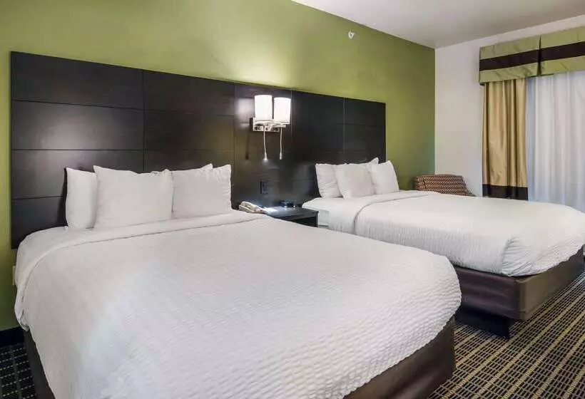 Отель Clarion Inn & Suites Weatherford South