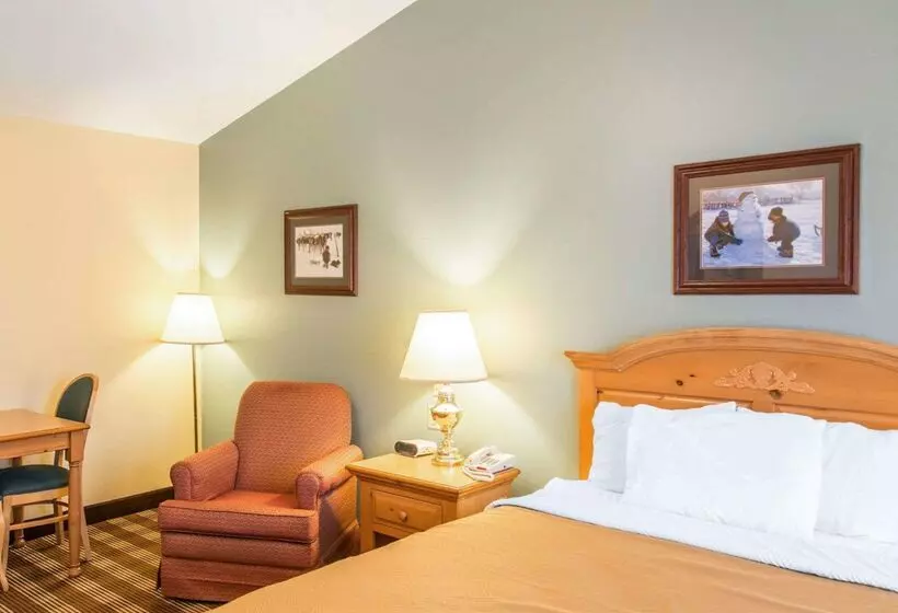 Отель Econo Lodge Inn & Suites