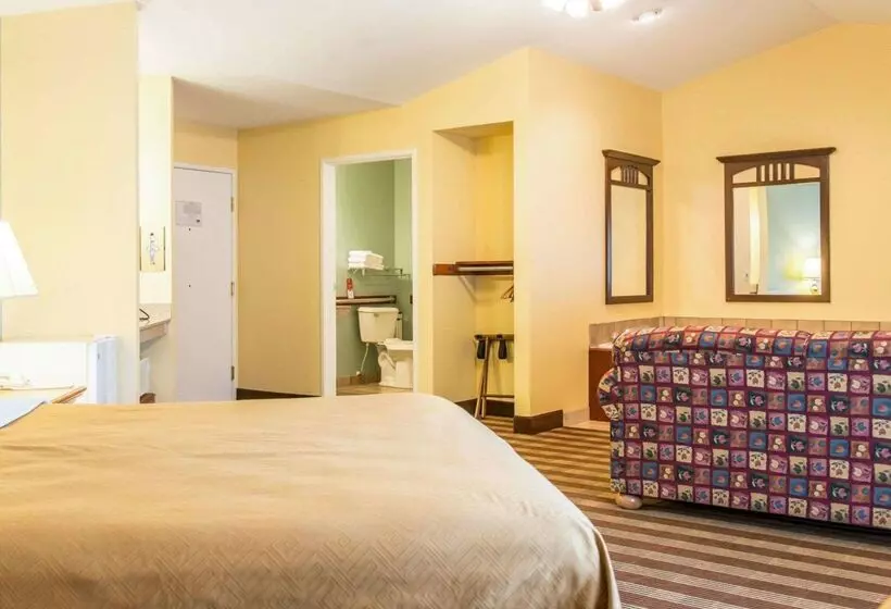 Отель Econo Lodge Inn & Suites