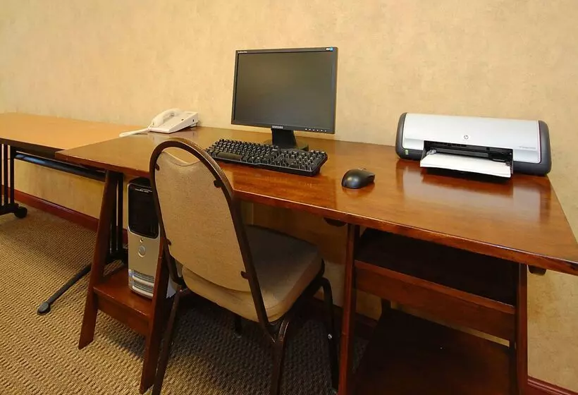 فندق Econo Lodge Inn & Suites