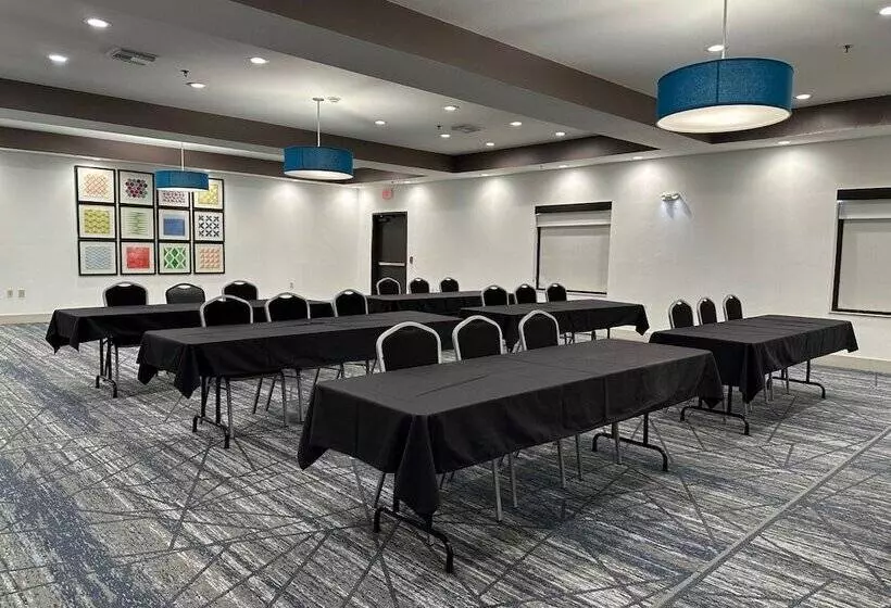 Holiday Inn Express Hotel & Suites Ennis, An Ihg