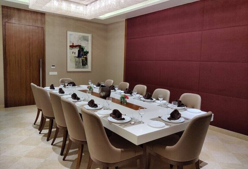 Отель The Imperial Palace