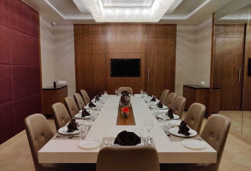 Отель The Imperial Palace