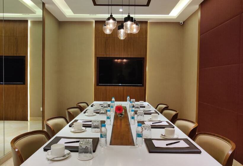 Отель The Imperial Palace