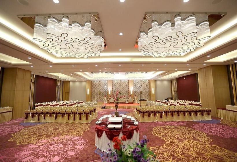 Отель The Imperial Palace