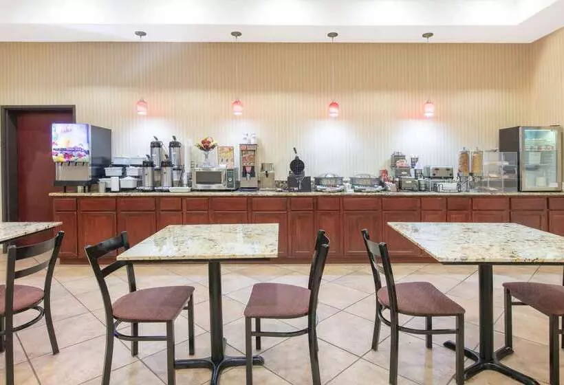 בית מלון כפרי Baymont By Wyndham Mccomb