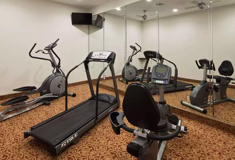 호텔 Best Western Inn & Suites Cleveland