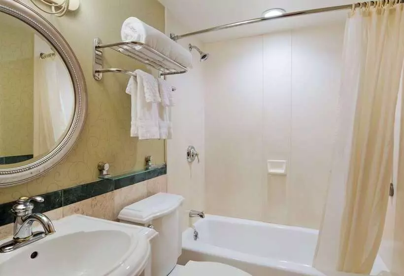 בית מלון כפרי Best Western Queens Court