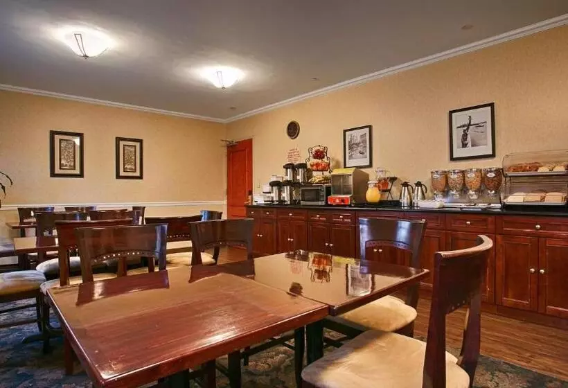 בית מלון כפרי Best Western Queens Court