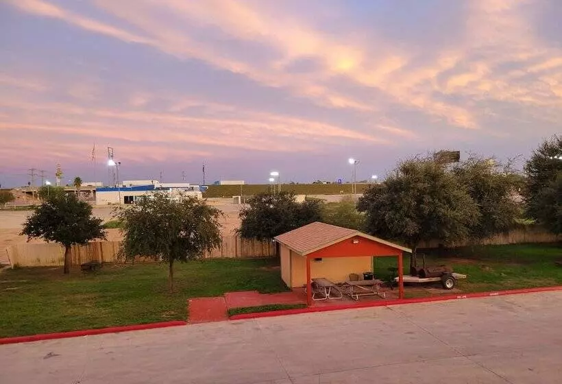 בית מלון כפרי Cotulla Whitten Inn