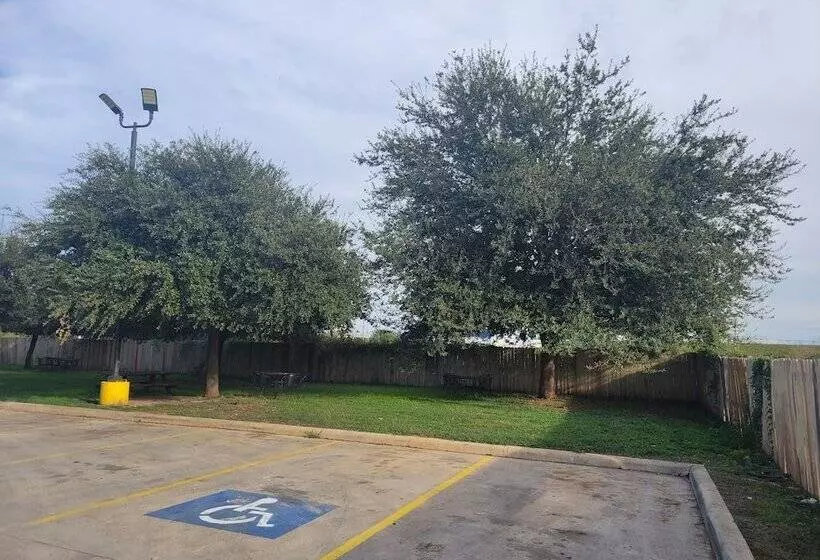 בית מלון כפרי Cotulla Whitten Inn