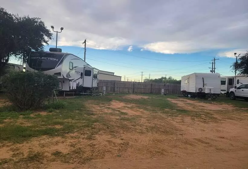 בית מלון כפרי Cotulla Whitten Inn