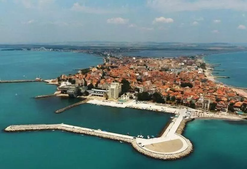 Lotus Family Hotel   Free Parking