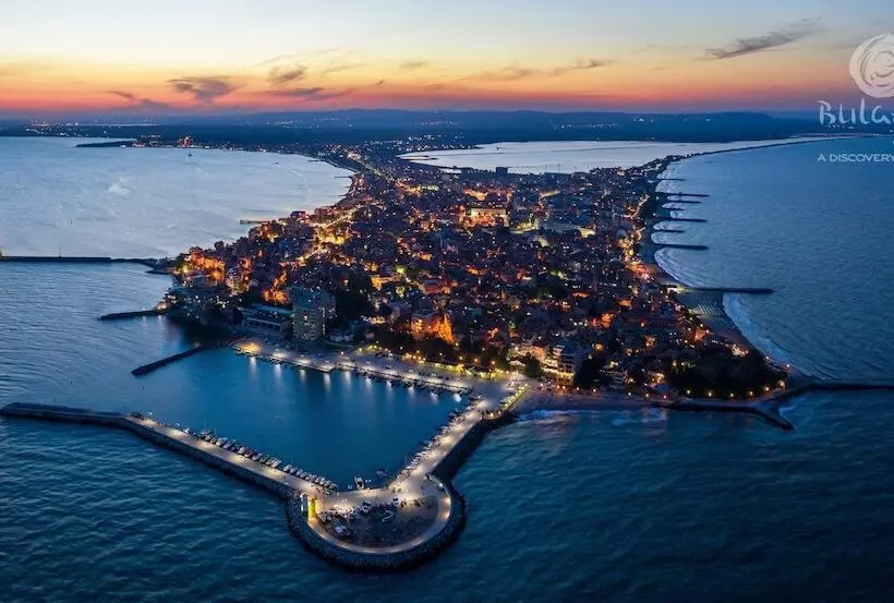 Lotus Family Hotel   Free Parking