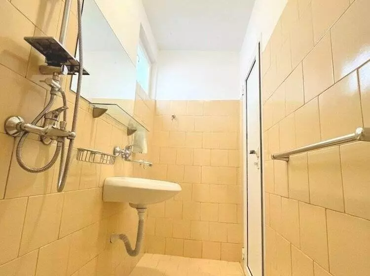 Lotus Family Hotel   Free Parking