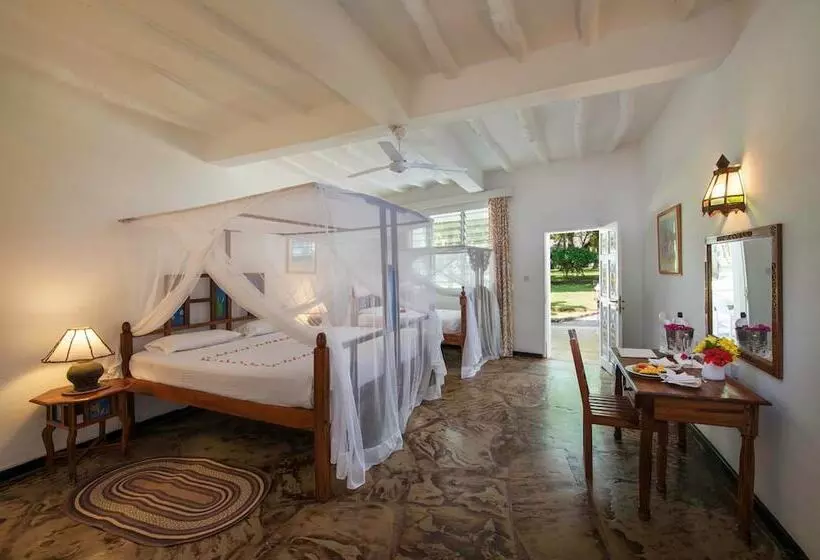 استراحتگاه Sandies Tropical Village