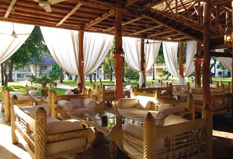 استراحتگاه Sandies Tropical Village