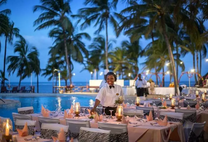 استراحتگاه Sandies Tropical Village