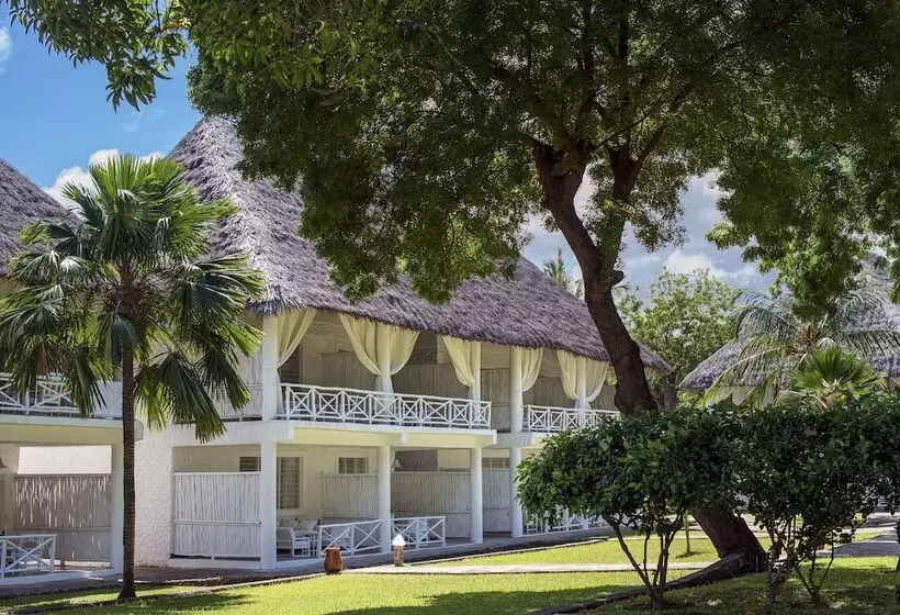 استراحتگاه Sandies Tropical Village