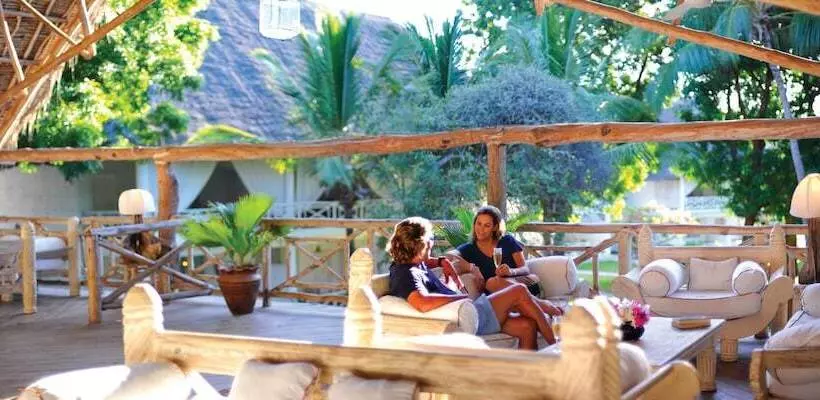 استراحتگاه Sandies Tropical Village