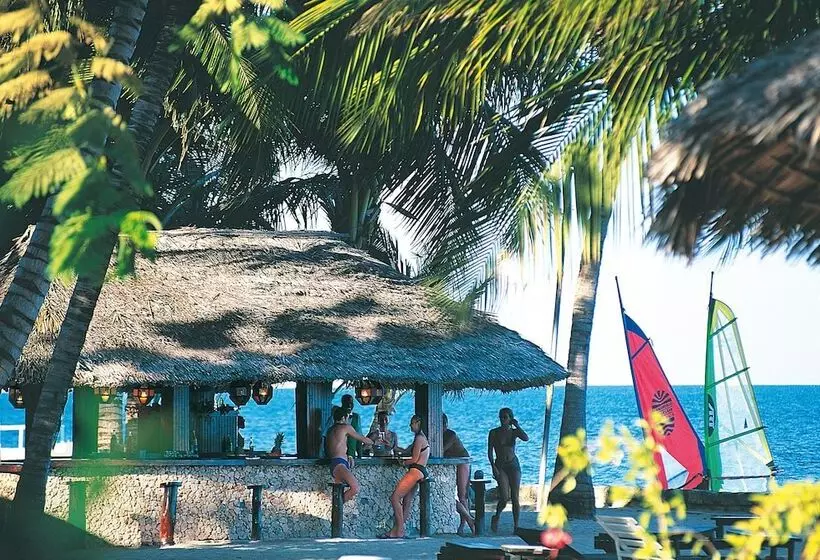 استراحتگاه Sandies Tropical Village