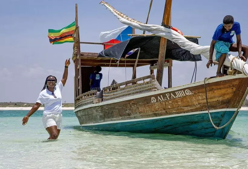 استراحتگاه Sandies Tropical Village