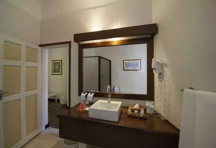 استراحتگاه Sandies Tropical Village