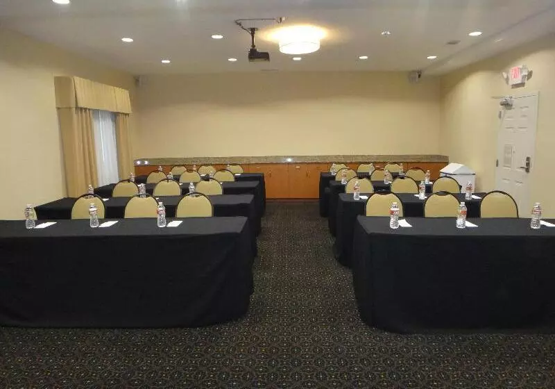 Отель Candlewood Suites Decatur Medical Center, An Ihg