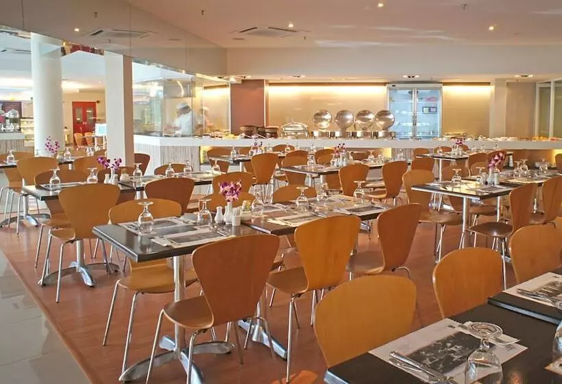 호텔 Grand Dormani Rajah Court