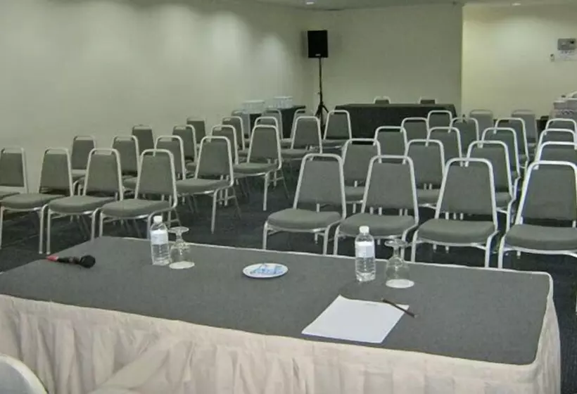 호텔 Grand Dormani Rajah Court