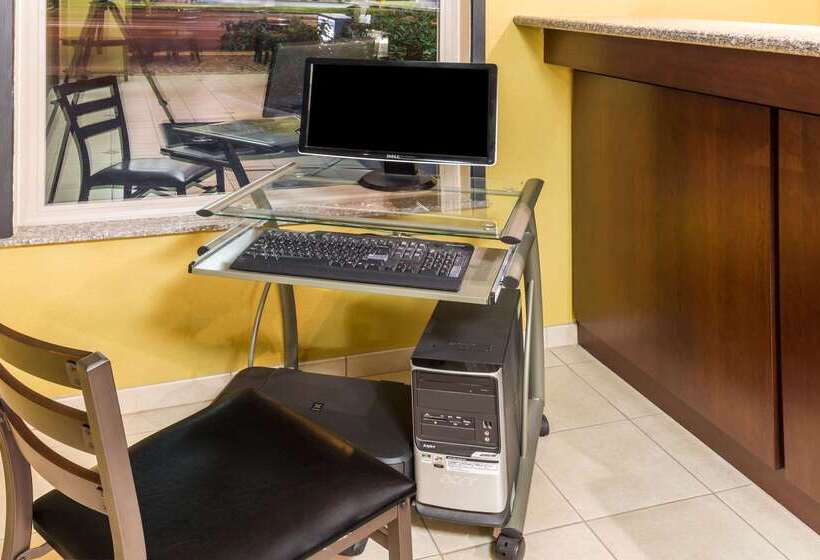 Отель Travelodge By Wyndham Newport