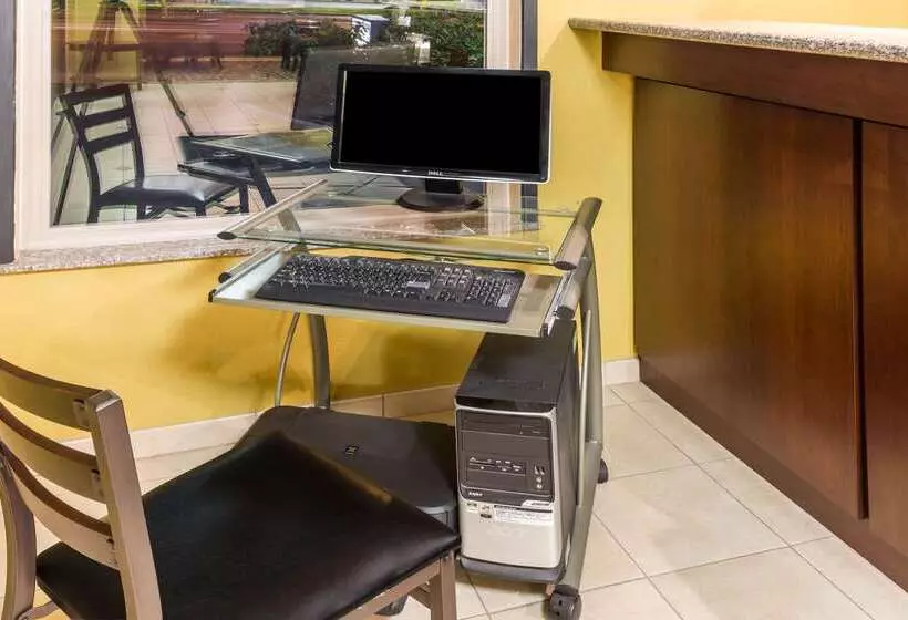 Отель Travelodge By Wyndham Newport