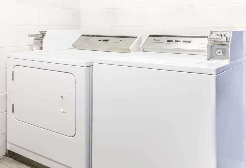 Отель Travelodge By Wyndham Newport