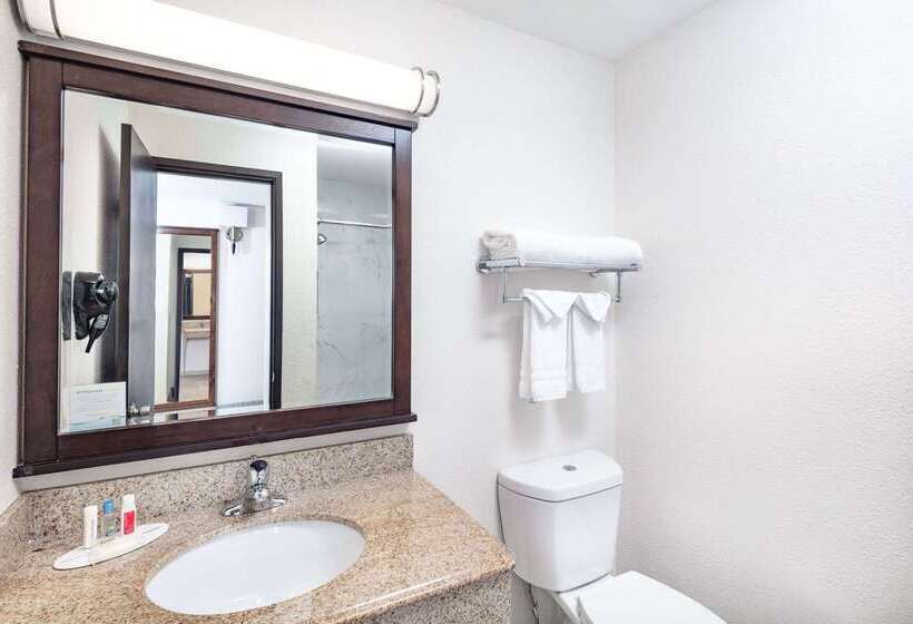 Отель Travelodge By Wyndham Newport