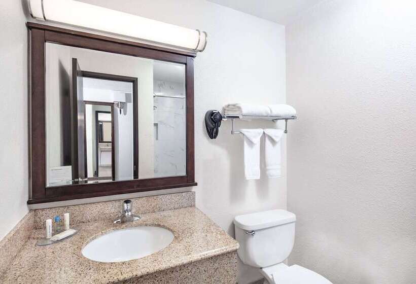 Отель Travelodge By Wyndham Newport