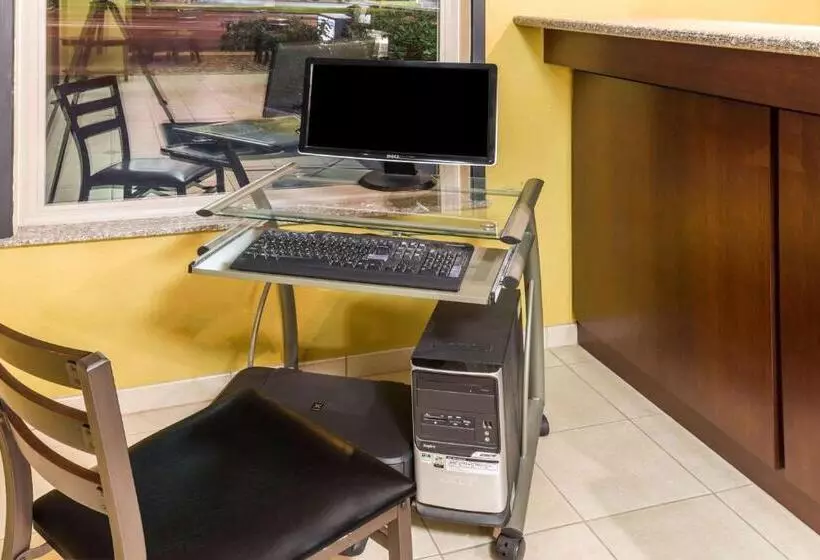 Отель Travelodge By Wyndham Newport