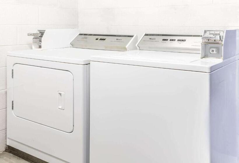 Отель Travelodge By Wyndham Newport