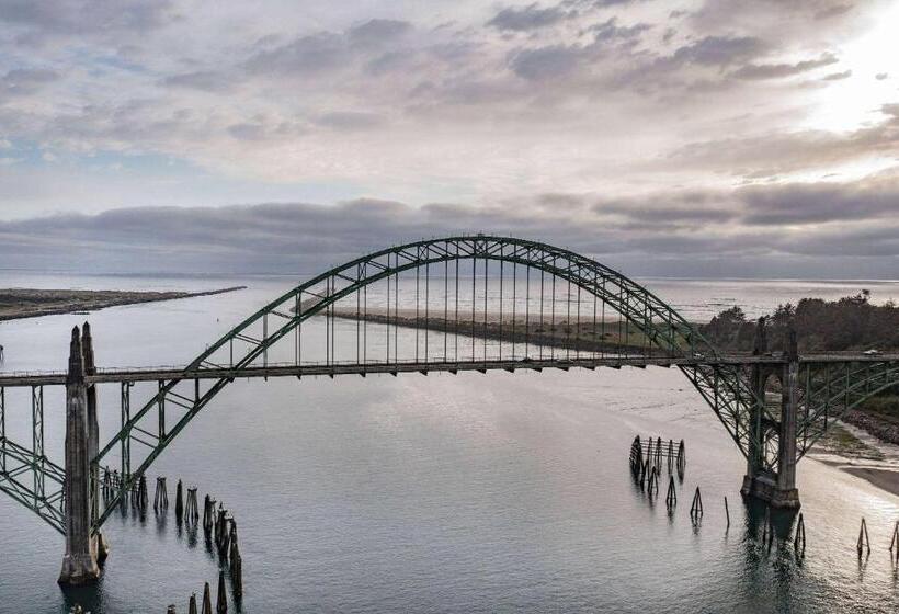 Отель Travelodge By Wyndham Newport