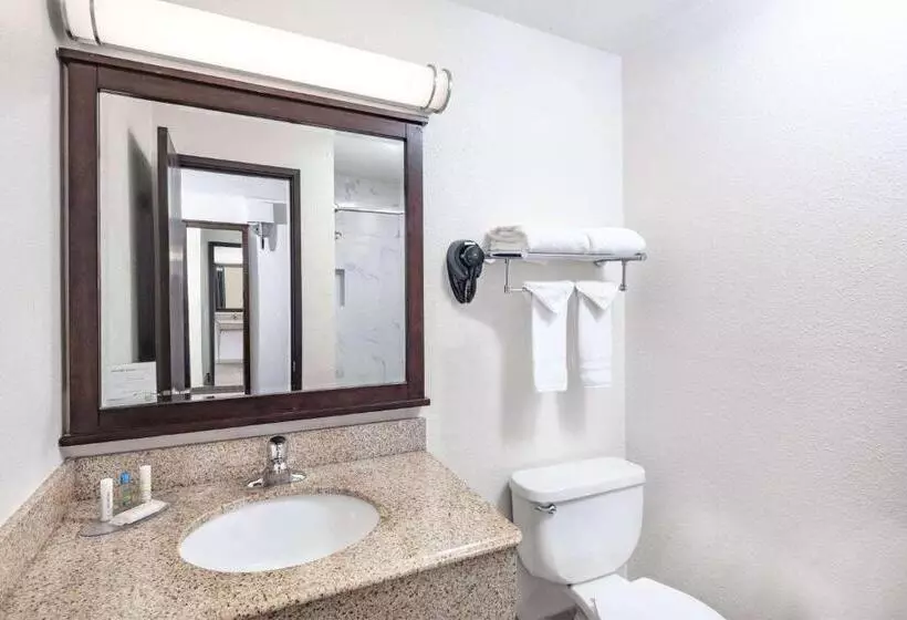 Отель Travelodge By Wyndham Newport