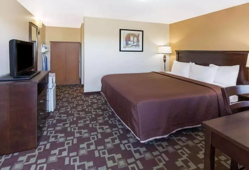 Отель Travelodge By Wyndham Newport