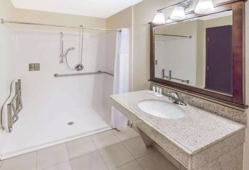 Отель Travelodge By Wyndham Newport