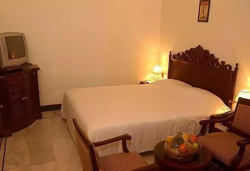 Отель Paradise Isle Beach Resort