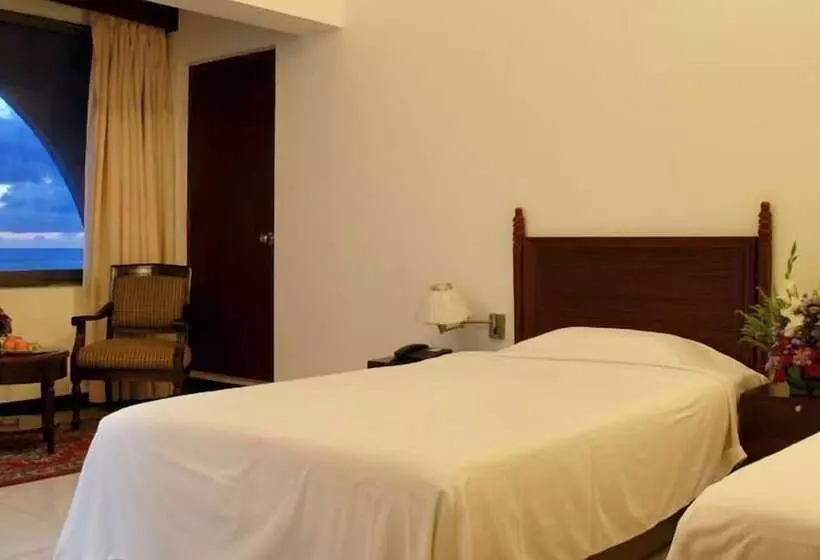 Отель Paradise Isle Beach Resort