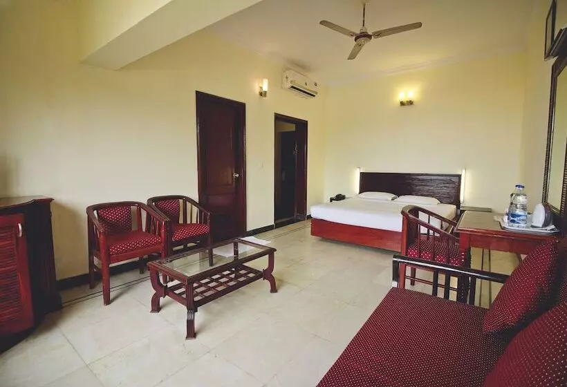 Отель Paradise Isle Beach Resort