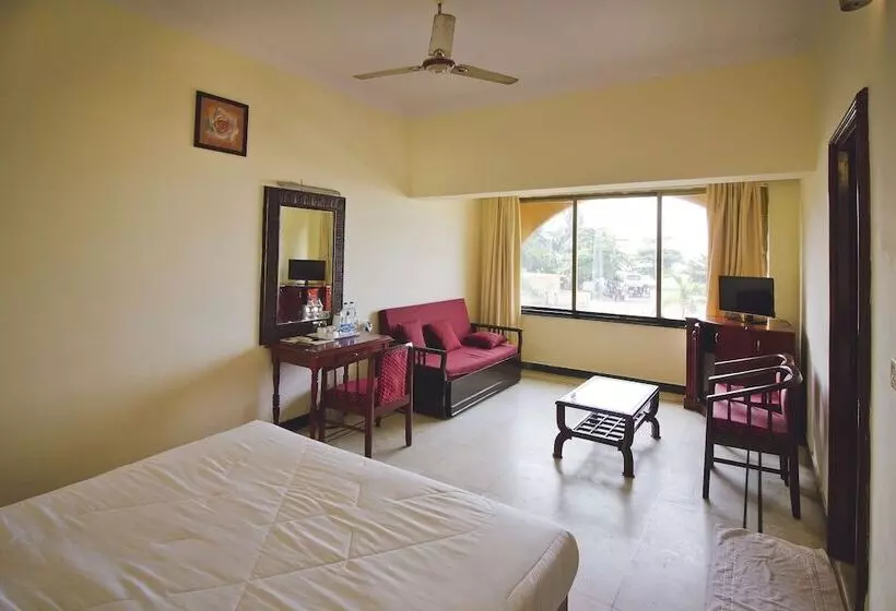 Отель Paradise Isle Beach Resort