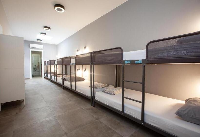 Subtub Hostel Makarska