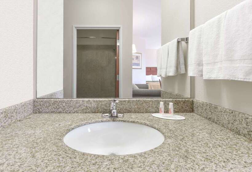 فندق Super 8 By Wyndham Alvarado