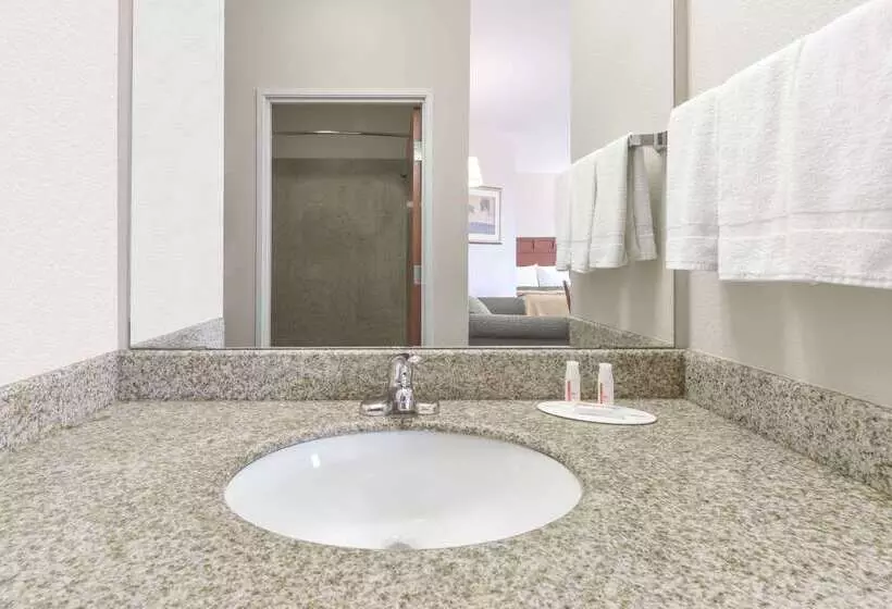 Hotel Super 8 By Wyndham Alvarado