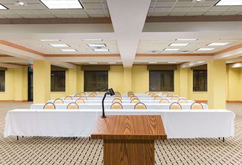 בית מלון כפרי Wingate By Wyndham Dayton  Fairborn